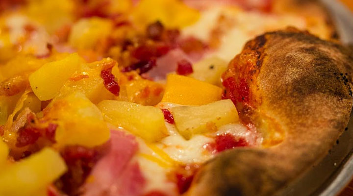 Гавайская пицца:  самый противоречивый и обсуждаемый вид пиццы в мире
