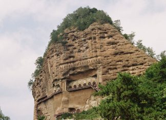 Майцзишань: необычный пещерный монастырь, устроенный в форме муравейника