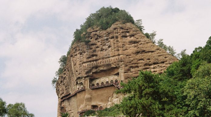 Майцзишань: необычный пещерный монастырь, устроенный в форме муравейника