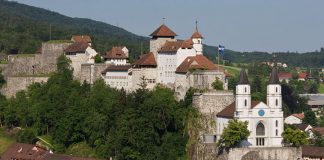 Замок Аарбург: единственная сохранившаяся в Швейцарии крепость эпохи Нового времени