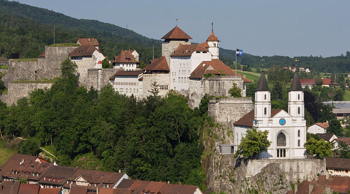 Замок Аарбург: единственная сохранившаяся в Швейцарии крепость эпохи Нового времени