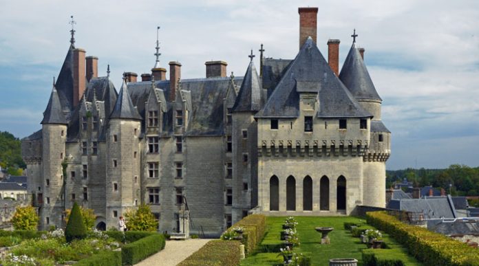 Замок Ланже: древнейшее каменное укрепление Франции, основанное графом Анжуйским