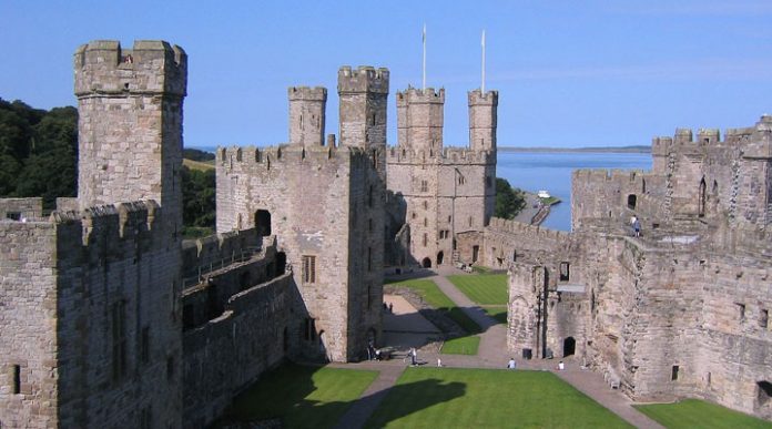 Замок Карнарвон: один из самых величественных и впечатляющих замков короля Эдуарда I