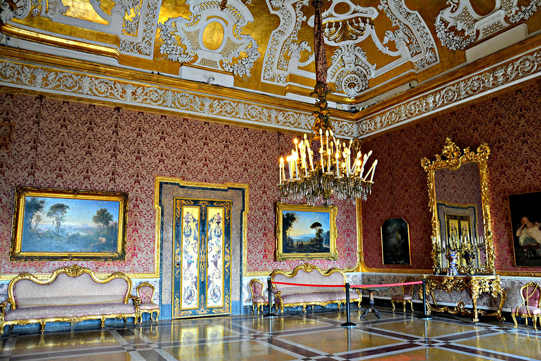 Королевский дворец в Неаполе