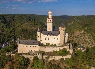 Браубах и замок Марксбург: древний город роз и вина в долине Рейна