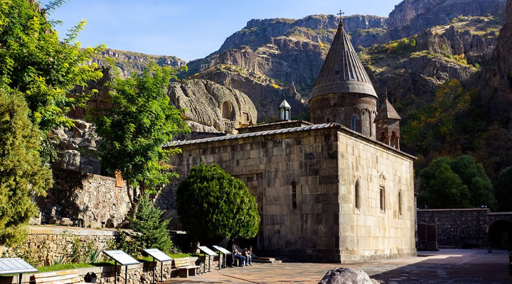 Таинственный монастырь Гегард: одна из главных достопримечательностей Армении
