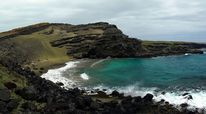 Пляж с зеленым песком Папаколеа: уникальное место, где можно полежать на драгоценных камнях