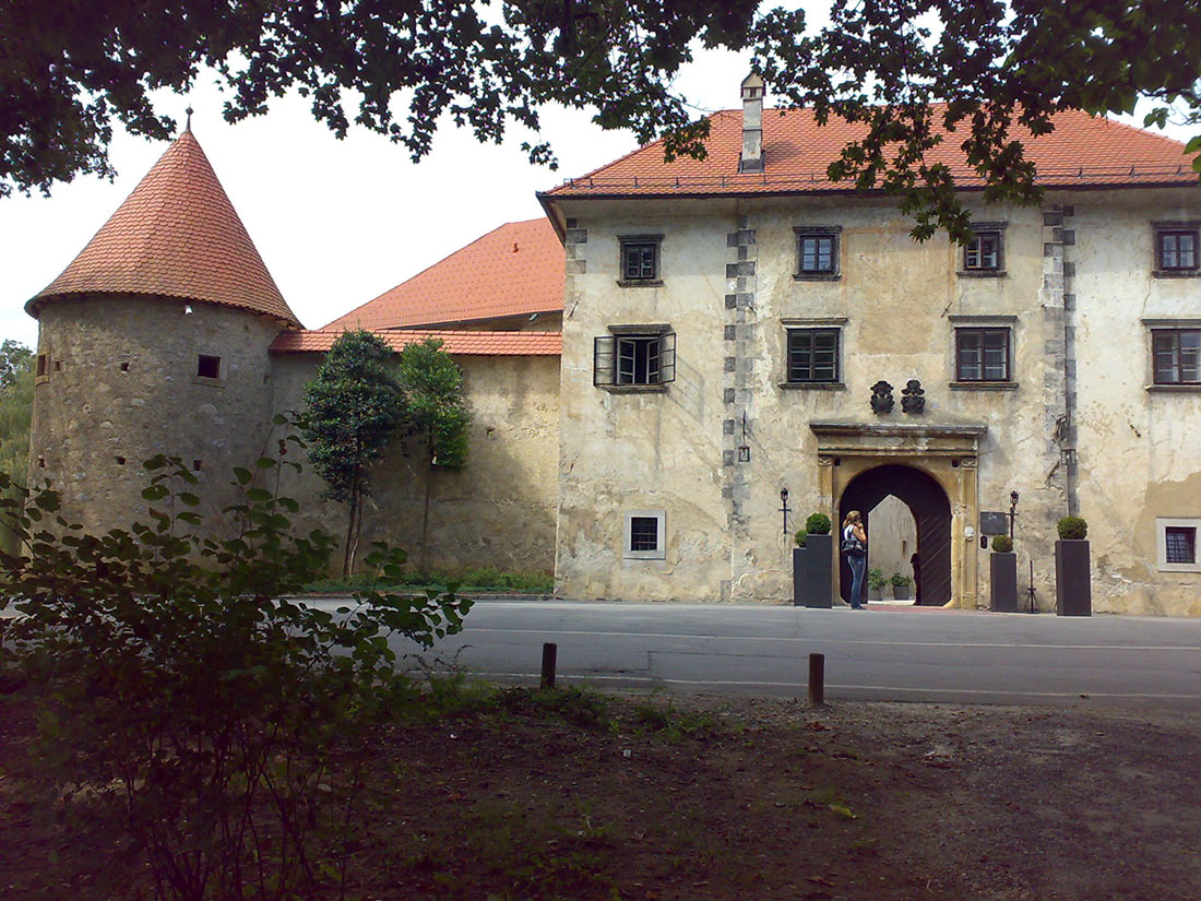 Замок Оточец