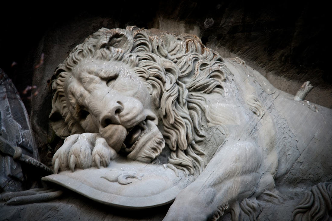 скульптура Умирающий лев