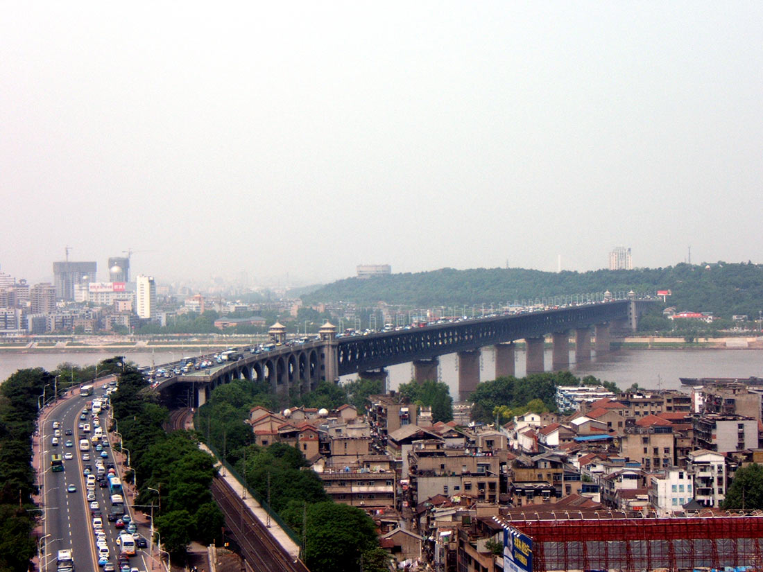 Мост над рекой Янцзы в Ухани