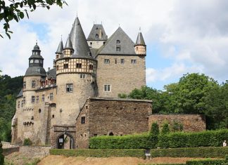 Замок Бюрресхайм: уникальный образец настоящего средневекового замка