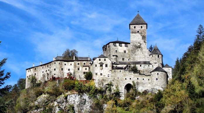 Замок Тауферс: уникальная достопримечательность Южного Тироля