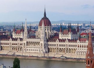 Здание венгерского парламента в Будапеште: одно из самых узнаваемых сооружений в мире
