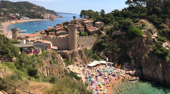 Самые красивые пляжи Испании: лучшие места для любителей изысканной неги