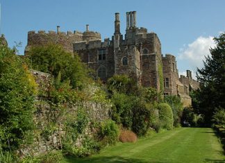 Замок Беркли: место с бурной историей, где турист может встретить в коридоре настоящего барона