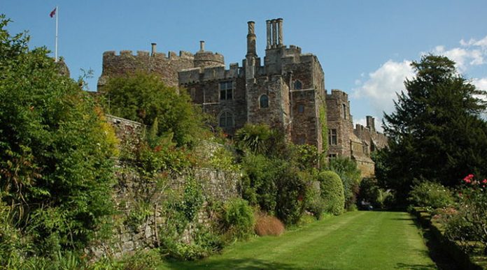 Замок Беркли: место с бурной историей, где турист может встретить в коридоре настоящего барона