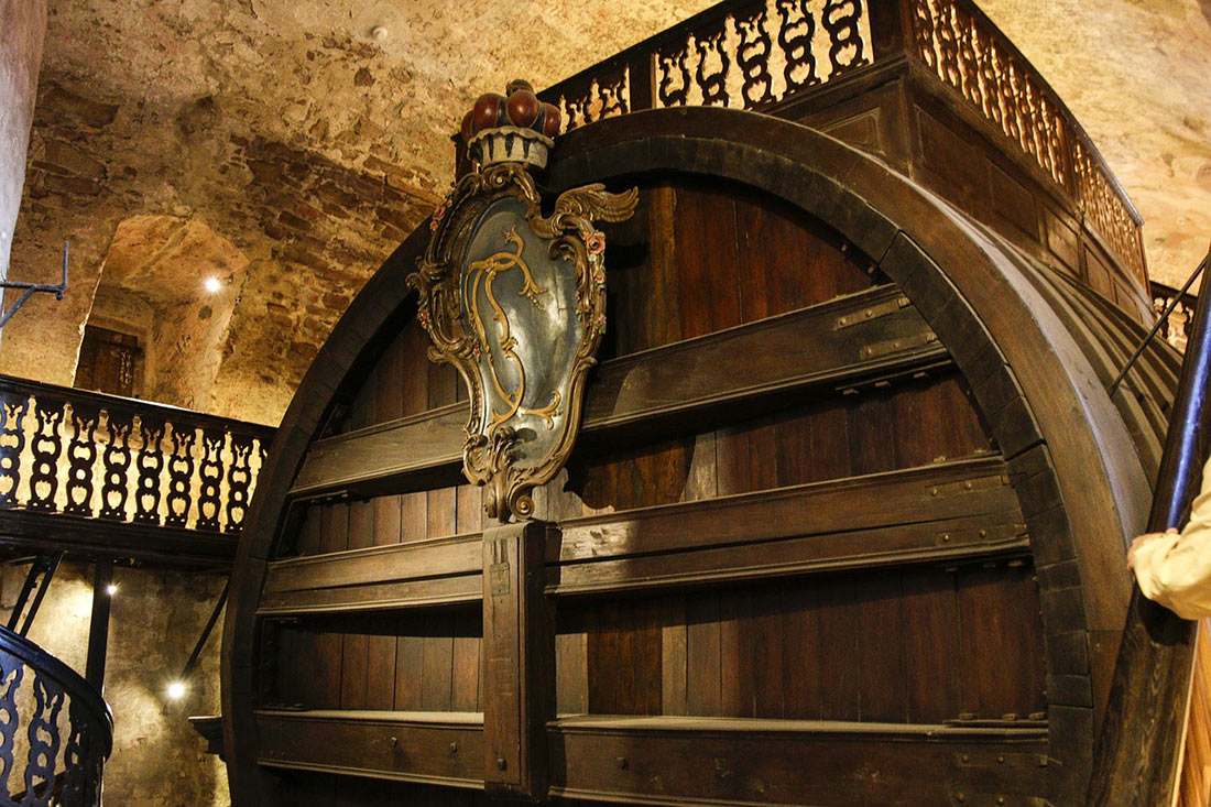 Огромная винная бочка в подвале замка