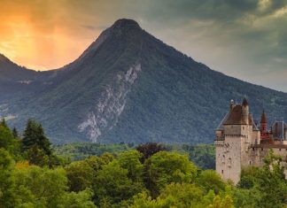 Замок Ментон-Сен-Бернар: секретное место с тысячелетней историей