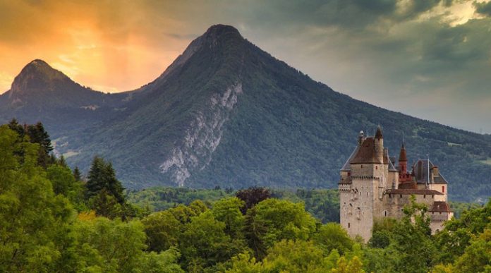 Замок Ментон-Сен-Бернар: секретное место с тысячелетней историей