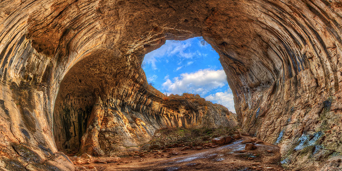 Панорамный снимок входа в пещеру Проходна