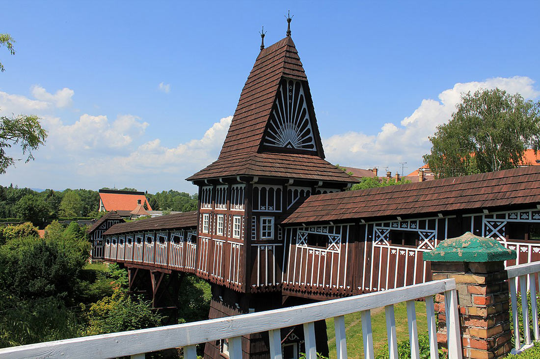 Деревянный мост, ведущий к замку