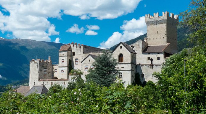 Замок Курбург (Коира): вот уже более половины тысячелетия он принадлежит одной и той же семье