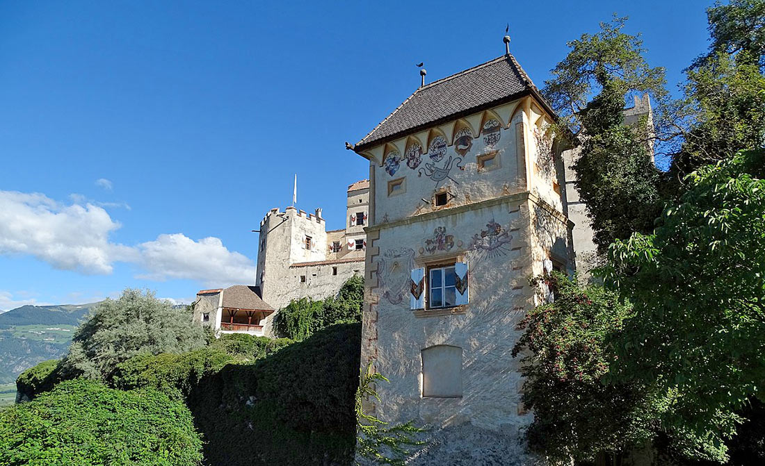 Старинные доспехи в замке Курбург (Коира)
