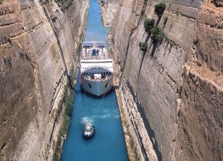 Коринфский канал: тысячелетний долгострой у берегов Греции