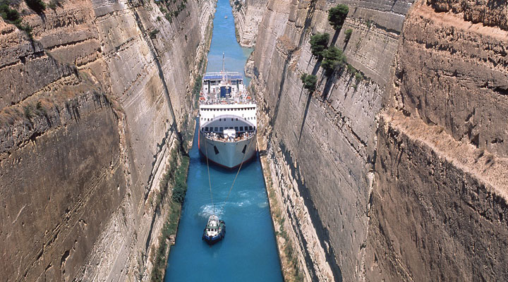 Коринфский канал: тысячелетний долгострой у берегов Греции