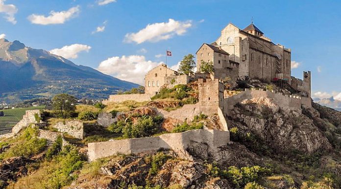 Базилика де Валери: уникальная церковь на холме в горах Швейцарии