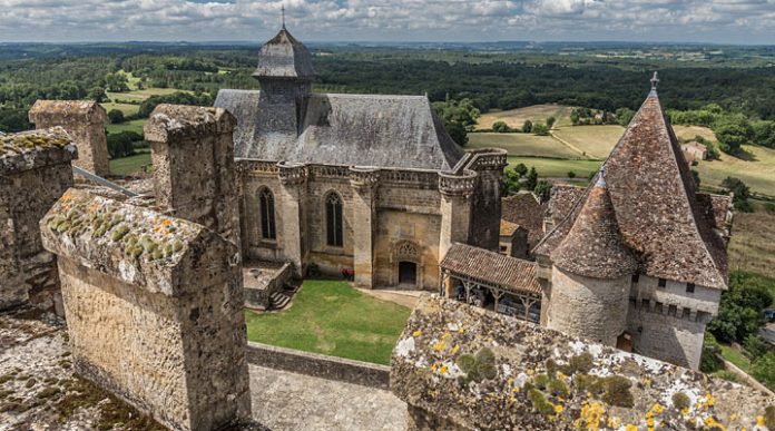 Замок Бирон: фамильная крепость, которая отстояла 10 веков!