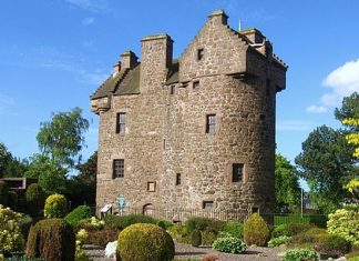 Замок Клейпоттс: небольшая уютная крепость, которая таит в себе жуткую легенду