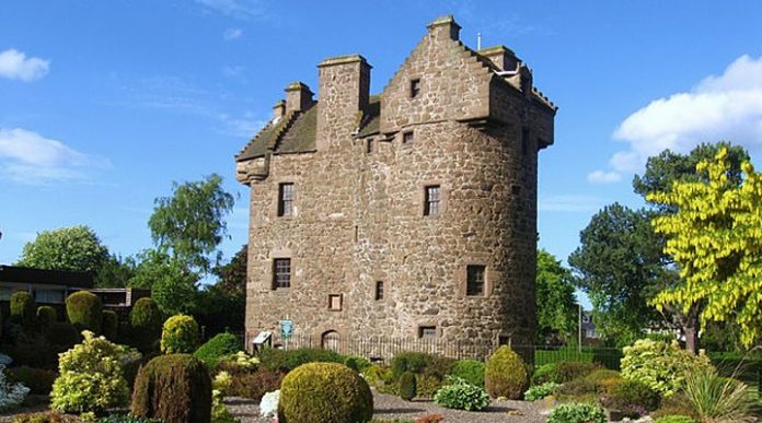 Замок Клейпоттс: небольшая уютная крепость, которая таит в себе жуткую легенду