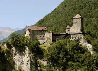 Тирольский замок — древняя родовая резиденция графов Валь Веноста
