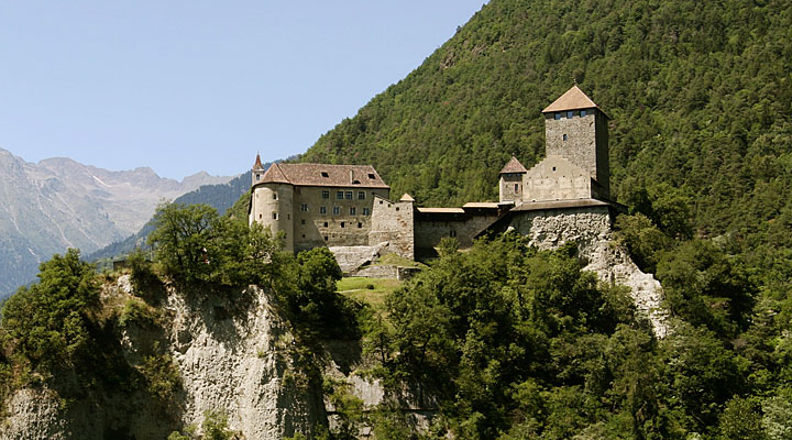 Тирольский замок — древняя родовая резиденция графов Валь Веноста