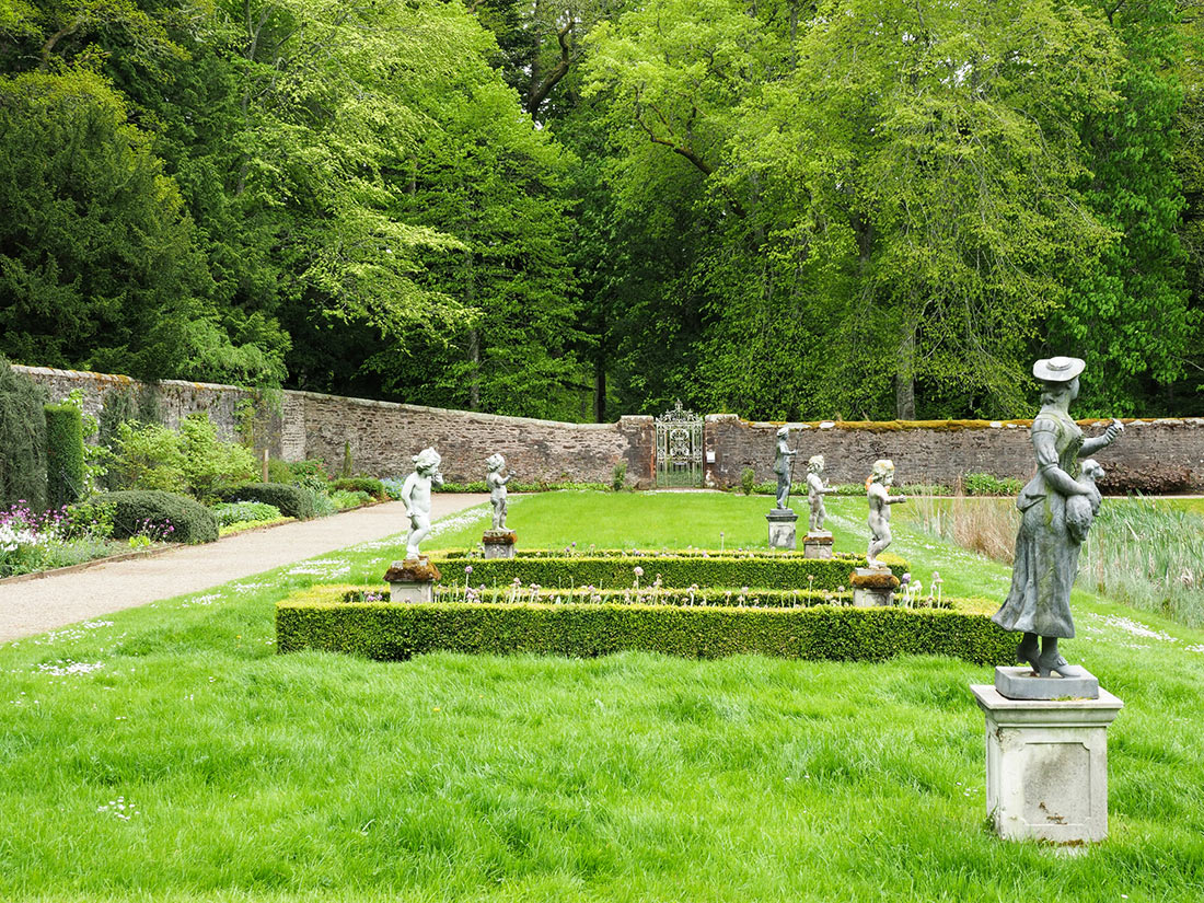 Статуи в саду Геркулес
