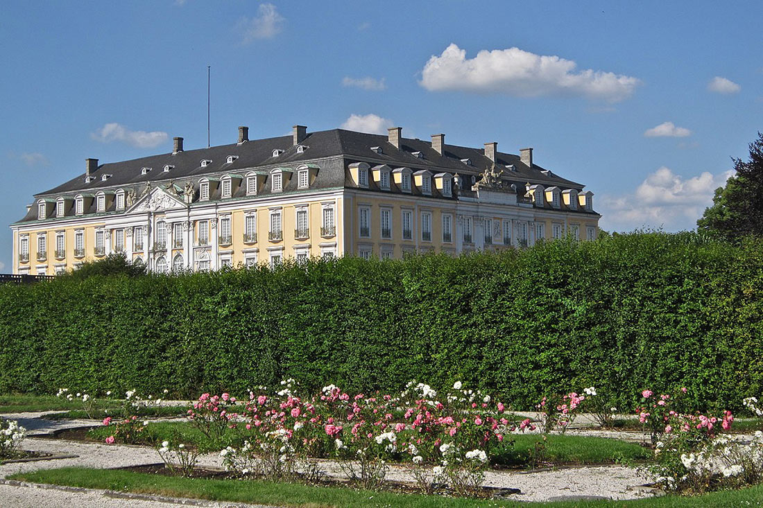Вид на дворец из розового сада