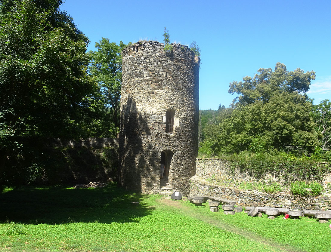 Малая башня замка Битов
