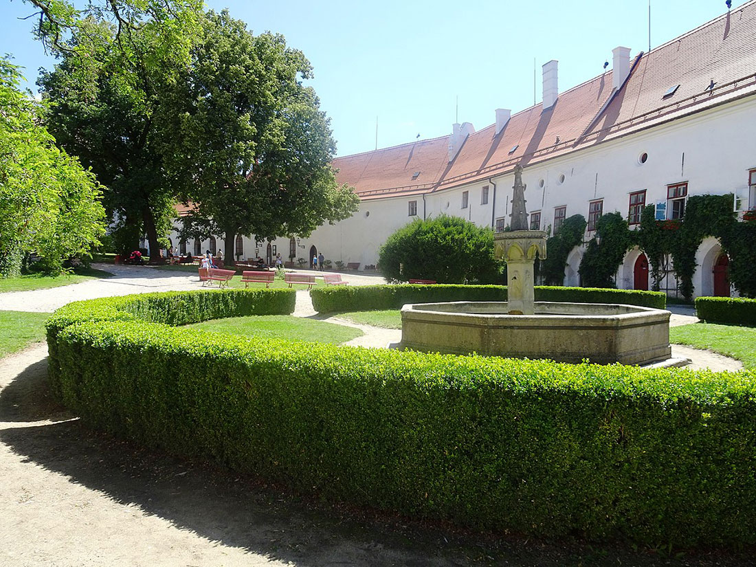 Внутренний двор замка Битов с фонтаном