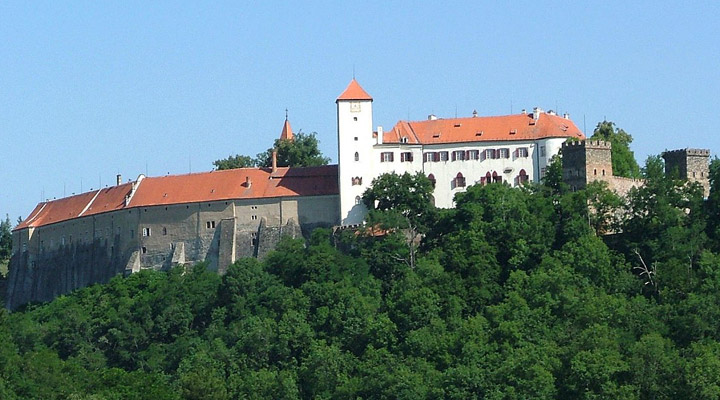 Замок Битов: одна из самых посещаемых достопримечательностей Южноморавского края
