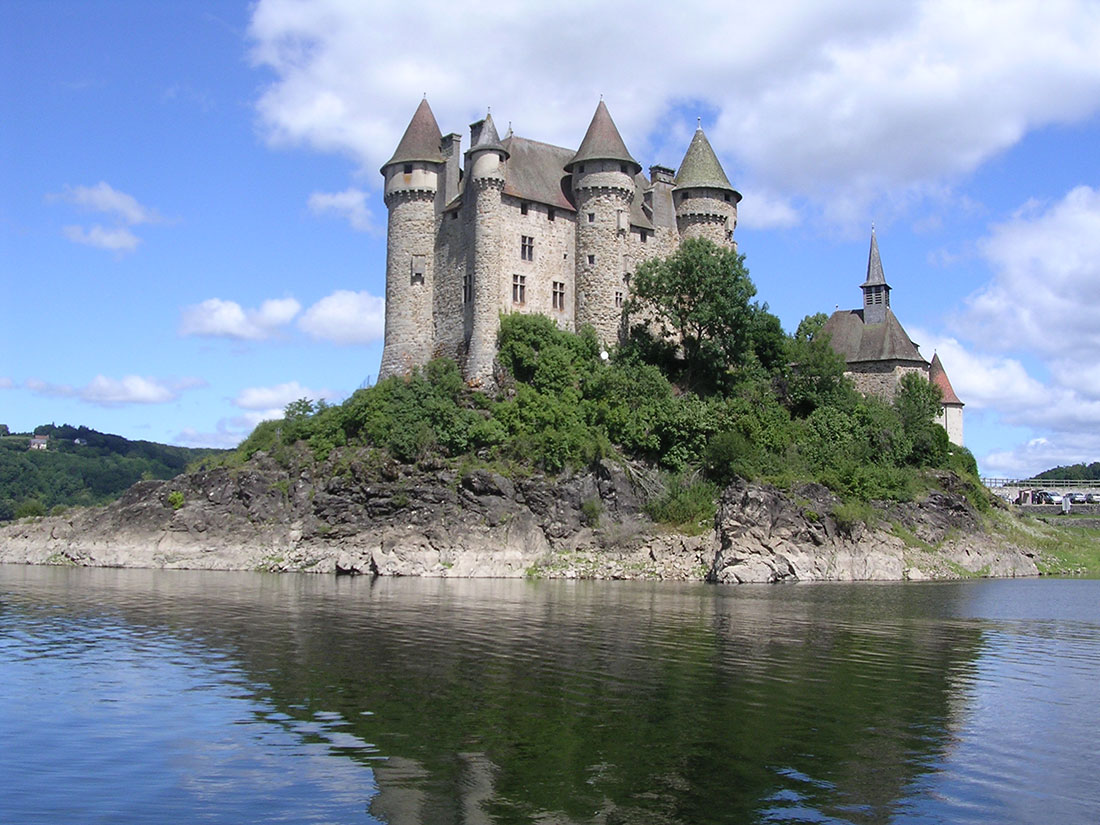 Вид на замок Валь с воды