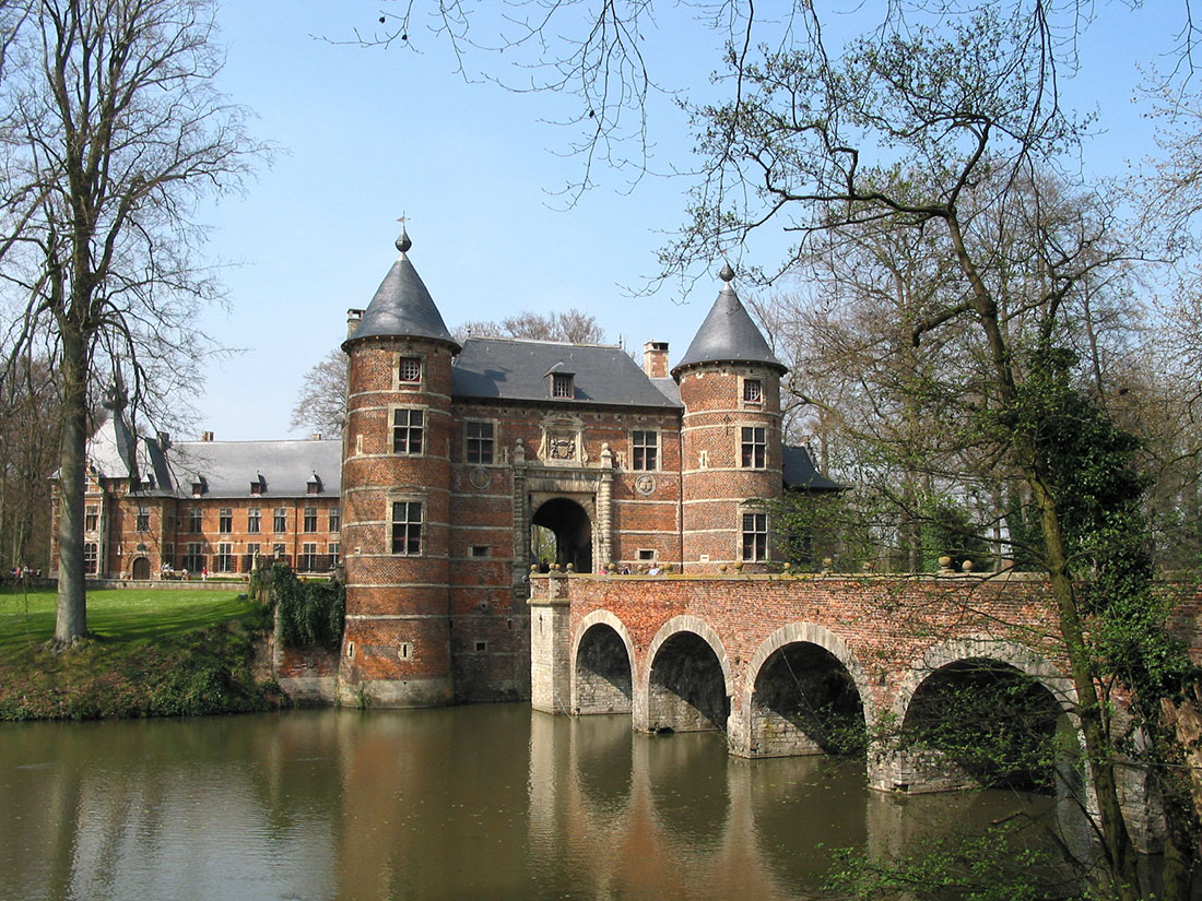 Мост, ведущий к замку Гроот Бейгарден