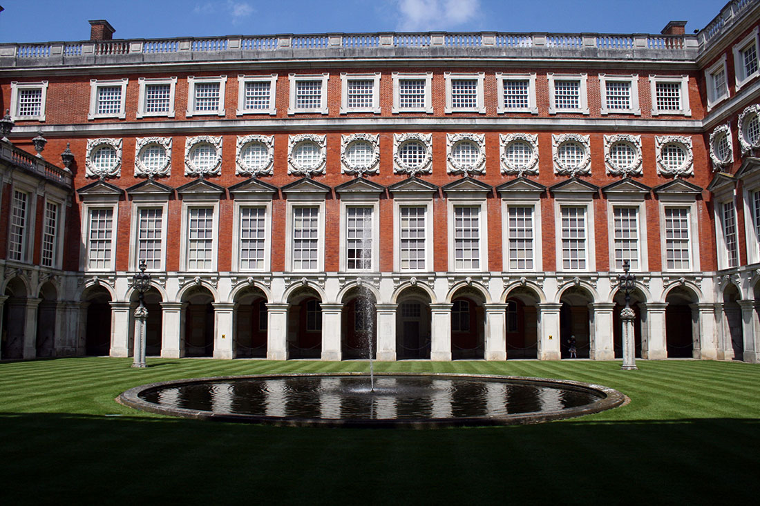 Двор с фонтаном во дворце Хэмптон-Корт