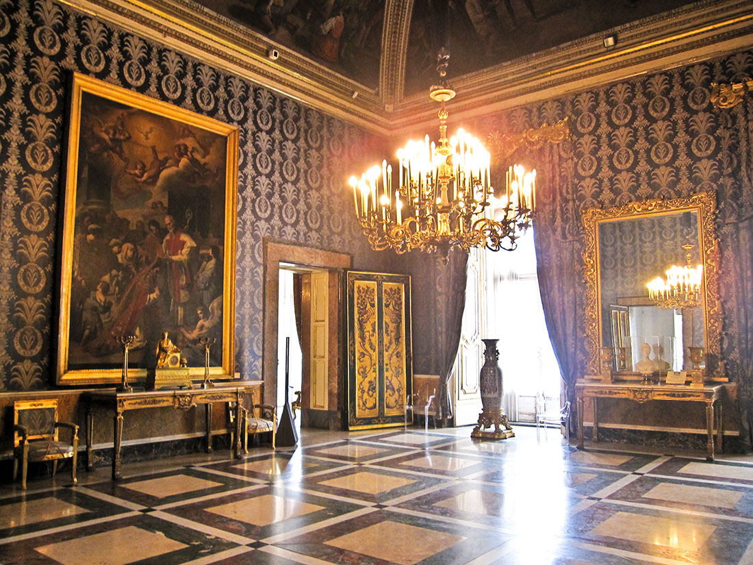 Интерьер Королевского дворца в Неаполе