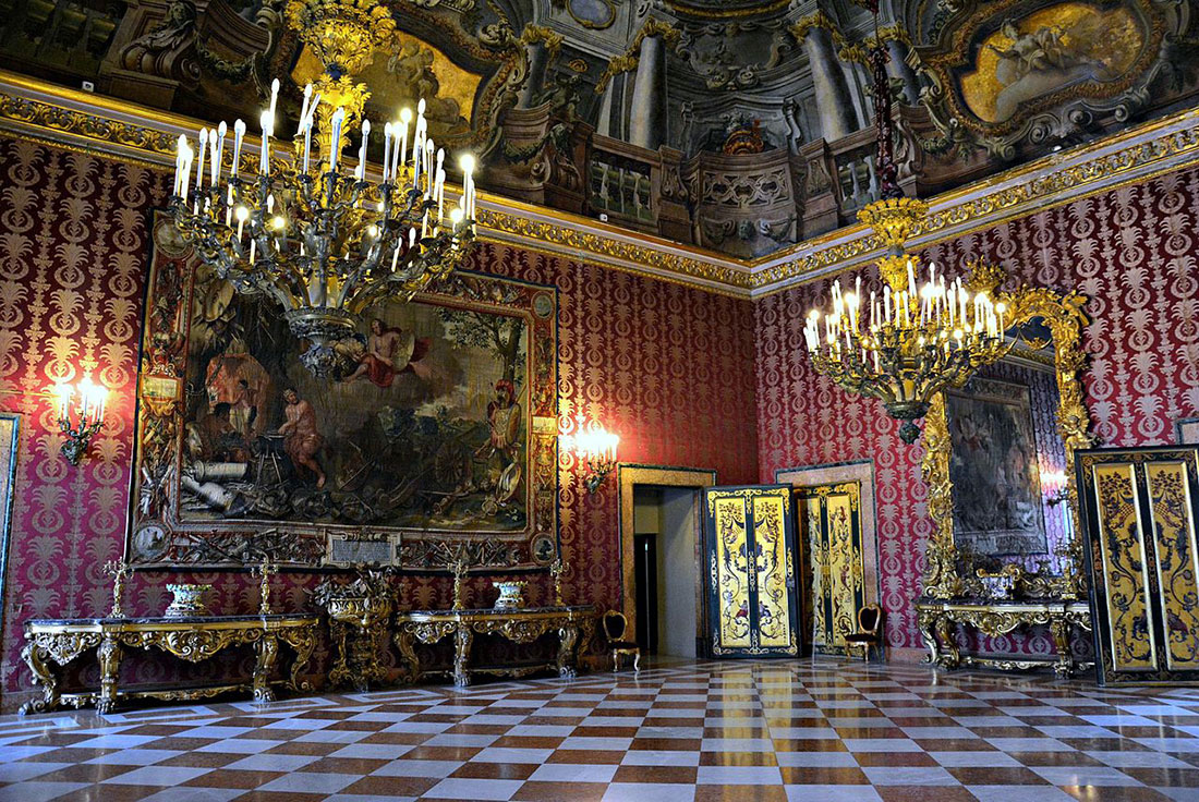 Интерьер Королевского дворца в Неаполе
