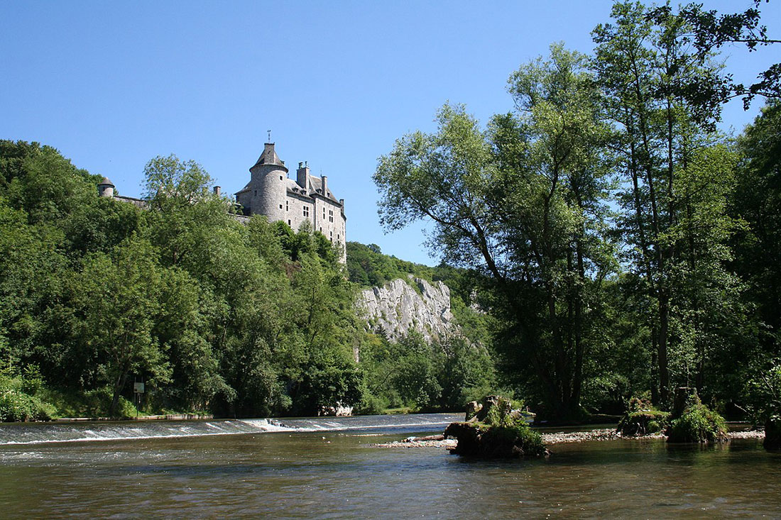 Вид на замок Вальзен с реки Лес