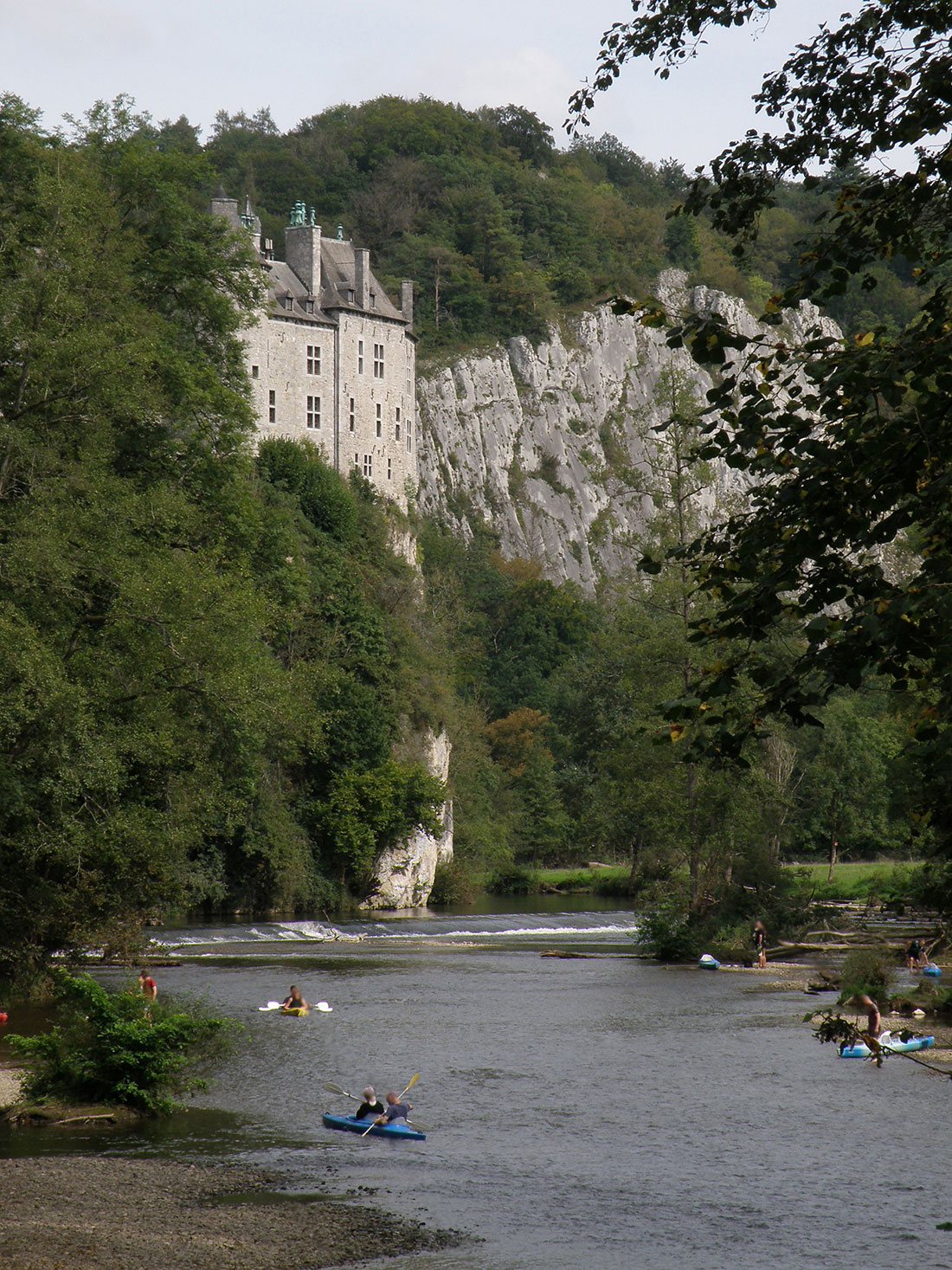 Вид на замок Вальзен и реку Лес