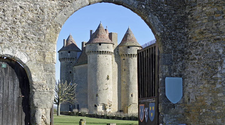Замок Сарзе: один из самых необычных замков Франции