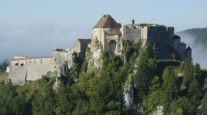 Шато-де-Жу: один из самых впечатляющих и интересных замков в регионе Франш-Конте
