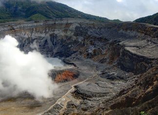 Вулкан Поас: его кратер — один из самых больших в мире
